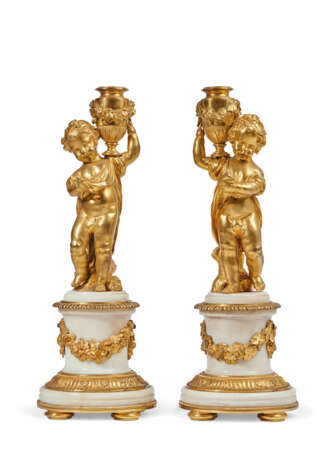 A PAIR OF RESTAURATION ORMOLU AND WHITE MARBLE CANDLESTICKS - Foto 1