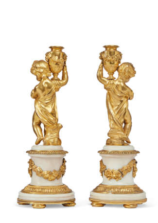 A PAIR OF RESTAURATION ORMOLU AND WHITE MARBLE CANDLESTICKS - Foto 4