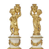 A PAIR OF RESTAURATION ORMOLU AND WHITE MARBLE CANDLESTICKS - Foto 4