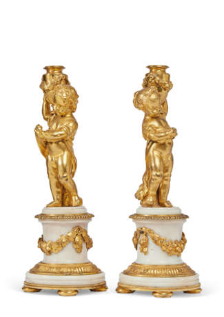 A PAIR OF RESTAURATION ORMOLU AND WHITE MARBLE CANDLESTICKS - фото 5