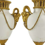 A PAIR OF LOUIS XVI ORMOLU-MOUNTED AND LOCRE PORCELAIN VASES - фото 3