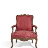 A FRENCH BEECHWOOD FAUTEUIL - Foto 2