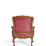 A FRENCH BEECHWOOD FAUTEUIL - Foto 3