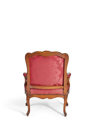 A FRENCH BEECHWOOD FAUTEUIL - Foto 3