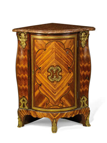 A PAIR OF LOUIS XV ORMOLU-MOUNTED KINGWOOD, AMARANTH, PLUMWOOD AND PARQUETRY ENCOIGNURES - Foto 2