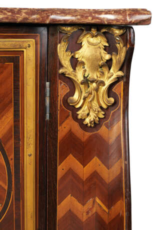 A PAIR OF LOUIS XV ORMOLU-MOUNTED KINGWOOD, AMARANTH, PLUMWOOD AND PARQUETRY ENCOIGNURES - Foto 3