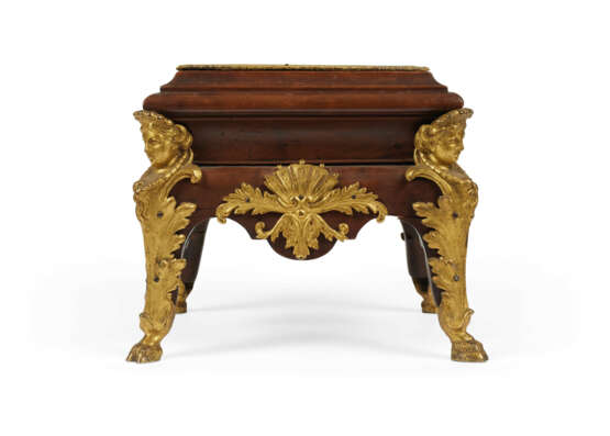 A REGENCE ORMOLU-MOUNTED STAINED SYCAMORE STAND - Foto 2