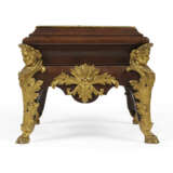 A REGENCE ORMOLU-MOUNTED STAINED SYCAMORE STAND - Foto 2