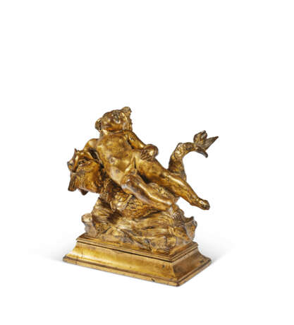 A GILT-BRONZE FIGURE OF A PUTTO ON A DOLPHIN - Foto 3