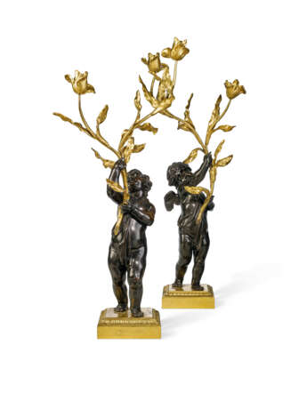 A PAIR OF NAPOLEON III ORMOLU AND PATINATED BRONZE TWO-LIGHT CANDELABRA - Foto 1