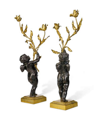 A PAIR OF NAPOLEON III ORMOLU AND PATINATED BRONZE TWO-LIGHT CANDELABRA - Foto 2