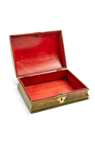 A LOUIS XV ORMOLU-MOUNTED GILT, GREEN AND POLYCHROME-PAINTED VERNIS MARTIN WIG BOX - photo 4