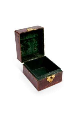 A LOUIS XV ORMOLU-MOUNTED GILT-TOOLED AND RED LEATHER SMALL BOX - Foto 2