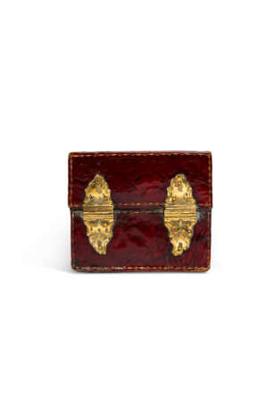 A LOUIS XV ORMOLU-MOUNTED GILT-TOOLED AND RED LEATHER SMALL BOX - Foto 4
