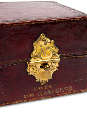 A LOUIS XV ORMOLU-MOUNTED GILT-TOOLED AND RED LEATHER SMALL BOX - Foto 6