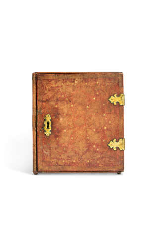 A REGENCE ORMOLU-MOUNTED GILT-TOOLED RED LEATHER COFFRET A VOYAGE - фото 3