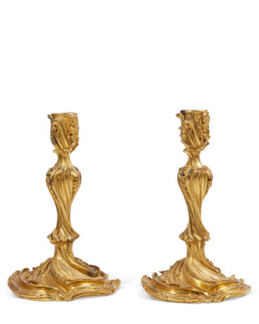 A PAIR OF FRENCH ORMOLU CANDLESTICKS - фото 1