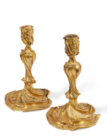 A PAIR OF FRENCH ORMOLU CANDLESTICKS - Foto 2