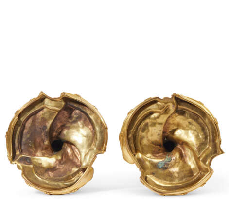 A PAIR OF FRENCH ORMOLU CANDLESTICKS - Foto 3