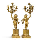 A PAIR OF FRENCH ORMOLU FOUR-LIGHT CANDELABRA - Foto 3