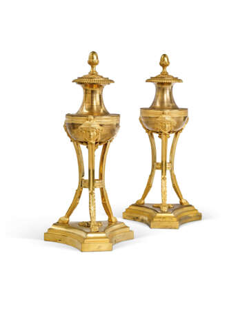 A PAIR OF EMPIRE ORMOLU CASSOLETTES - Foto 1