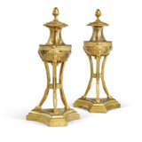 A PAIR OF EMPIRE ORMOLU CASSOLETTES - Foto 1