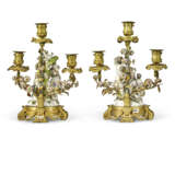 A PAIR OF LOUIS XVI ORMOLU-MOUNTED MEISSEN AND FRENCH PORCELAIN THREE-LIGHT CANDELABRA - Foto 2