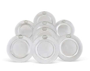 A SET OF EIGHT GEORGE I SILVER DINNER PLATES