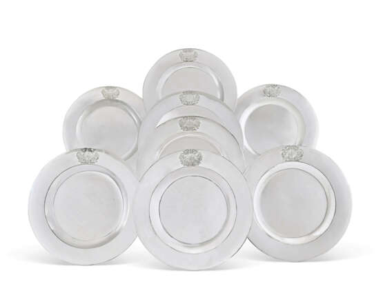 A SET OF EIGHT GEORGE I SILVER DINNER PLATES - фото 1