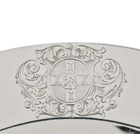 A SET OF EIGHT GEORGE I SILVER DINNER PLATES - photo 2