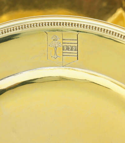 A COMPOSITE SET OF EIGHTEEN GEORGE III SILVER-GILT DINNER PLATES - фото 2