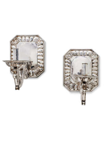 A PAIR OF FRENCH SILVER SINGLE-LIGHT WALL-LIGHTS - фото 2