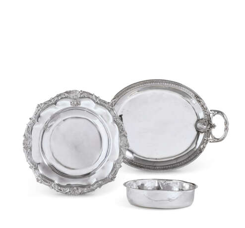 A SUITE OF THREE FRENCH SILVER DISHES - Foto 1