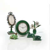 A GROUP OF FRENCH SILVER AND DIAMOND-MOUNTED ENAMEL AND JADE DESK ARTICLES - Foto 1
