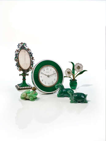 A GROUP OF FRENCH SILVER AND DIAMOND-MOUNTED ENAMEL AND JADE DESK ARTICLES - Foto 1