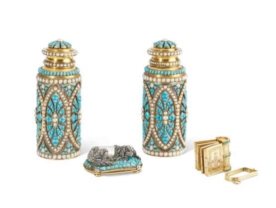 A SUITE OF TURQUOISE AND PEARL-MOUNTED GOLD AND METAL TABLE ARTICLES - Foto 1