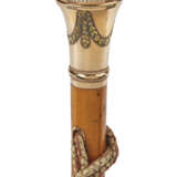 A CONTINENTAL JEWELED TWO-COLORED GOLD-MOUNTED NOVELTY WALKING STICK - Foto 1
