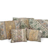 A SET OF FIVE FRENCH SILK, POLYCHROME AND METALLIC EMBROIDERED CUSHIONS - Foto 1