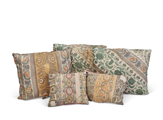 A SET OF FIVE FRENCH SILK, POLYCHROME AND METALLIC EMBROIDERED CUSHIONS - Foto 1