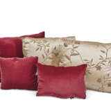 A SET OF FIVE FRENCH SILK, POLYCHROME AND METALLIC EMBROIDERED CUSHIONS - Foto 2