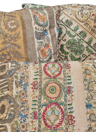 A SET OF FIVE FRENCH SILK, POLYCHROME AND METALLIC EMBROIDERED CUSHIONS - photo 3