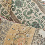 A SET OF FIVE FRENCH SILK, POLYCHROME AND METALLIC EMBROIDERED CUSHIONS - Foto 4