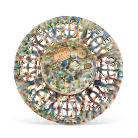 A FRENCH PALISSY-STYLE EARTHENWARE PIERCED DISH - фото 2