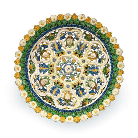 A FRENCH POST-PALISSY EARTHENWARE PIERCED FOOTED DISH - фото 1