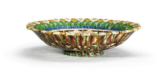 A FRENCH POST-PALISSY EARTHENWARE PIERCED FOOTED DISH - фото 3