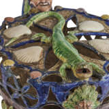 A FRENCH PALISSY-STYLE EARTHENWARE PUZZLE-JUG - Foto 5