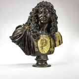 TWO PARCEL-GILT BRONZE BUSTS OF LOUIS XIV AND THE GRAND COND&#201; - Foto 3
