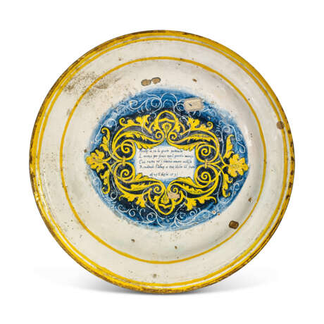 A LARGE DUCHY OF URBINO MAIOLICA DATED ISTORIATO CHARGER - фото 2