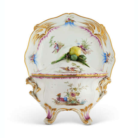 A VINCENNES PORCELAIN TWO-HANDLED ARMORIAL CIRCULAR TUREEN, COVER AND STAND (POT A OILLE `FORME ANCIENNE` SON COUVERCLE ET SON PLATEAU) - Foto 1