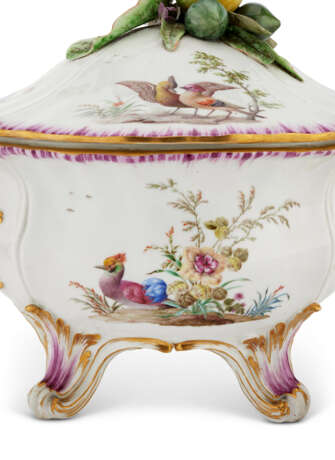 A VINCENNES PORCELAIN TWO-HANDLED ARMORIAL CIRCULAR TUREEN, COVER AND STAND (POT A OILLE `FORME ANCIENNE` SON COUVERCLE ET SON PLATEAU) - photo 3